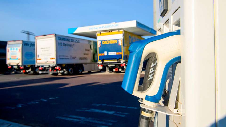 E-Lkw oder H2-Trucks sind noch selten auf den Straßen zu sehen. 