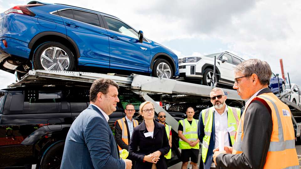 Bundesarbeitsminister Hubertus Heil im Gespräch mit Ulrike Riedel, Mitglied des Vorstands und Arbeitsdirektorin der BLG-Gruppe, Pawel Byglewski, Geschäftsführer BLG Automobile Logistics GmbH & Co. KG und Leiter Transporte sowie Sven Bröker, Niederlassungsleiter des Autoterminal Hamburg.