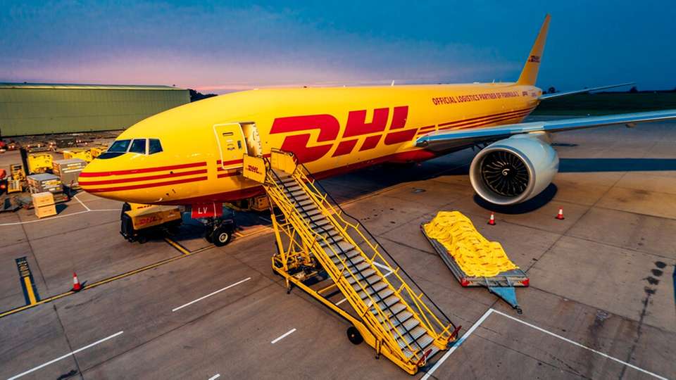  Die Boeing 777 mit ihrer kraftstoffeffizienten Technologie hat im Vergleich zum herkömmlich genutzen Modell (Boeing 747) rund 17 Prozent geringere Treibhausgasemissionen. Sie wird für den Transport von Rennwagen sowie anderem Equipment eingesetzt.