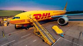  Die Boeing 777 mit ihrer kraftstoffeffizienten Technologie hat im Vergleich zum herkömmlich genutzen Modell (Boeing 747) rund 17 Prozent geringere Treibhausgasemissionen. Sie wird für den Transport von Rennwagen sowie anderem Equipment eingesetzt.