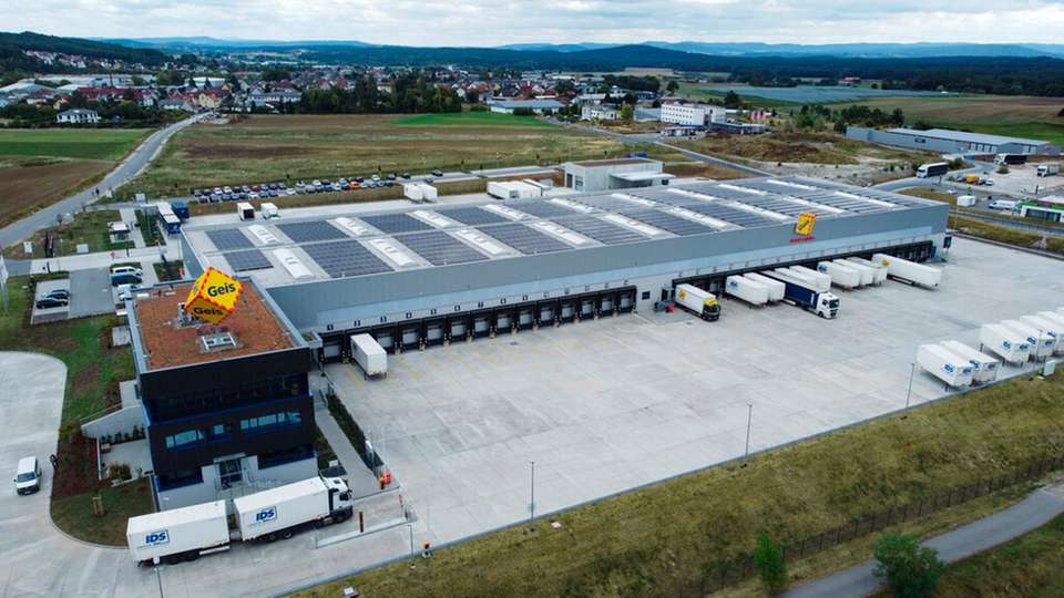 Das neue Speditionsterminal der Geis Gruppe in Ebersdorf ist mit Photovoltaikanlage, Dachbegrünung und Holz-Hybrid-Bauweise der Prototyp einer nachhaltigen Gebäudegeneration.
