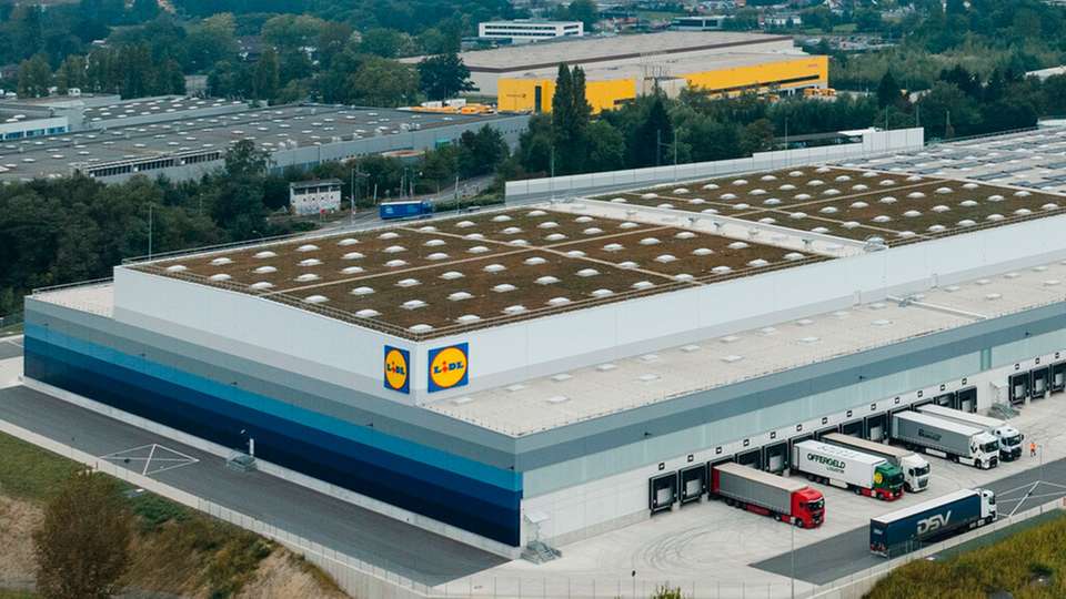 Lidl-Filialen sowie -Waren- und -Verteilzentren werden von verschiedenen Lieferanten beliefert, die der Lebensmitteleinzelhändler laut seinem vierten Nachhaltigkeitsbericht bis 2026 zu Reduktionszielen gemäß der SBTi verpflichtet.