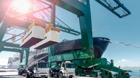 Warenhandling am Hafen: Um Emissionen zu reduzieren, nutzten beide Unternehmen künftig auch SMF (Sustainable Marine Fuel).