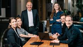 Mehr echtes Klima-Controlling Von links nach rechts: Cozero Beirat Melanie Beyersdorf, Maria Wasastjer, Henrik Larsen, Gründerin Helen Tacke und Fabian Schwarz, Beirat Christian Richter.