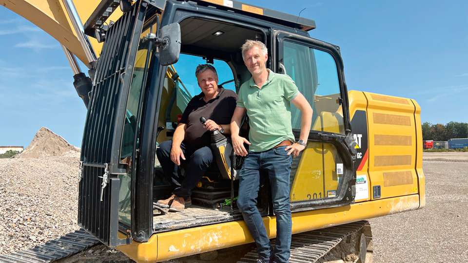 Immer nah dran: Peter Trapp neben Jörg Freimuth, geschäftsführender Gesellschafter der Freimuth Unternehmensgruppe, Auftragnehmer für die Bodenaufbereitung bei Fusion Cologne.