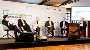 Staatssekretärin im Bundesministerium für Digitales und Verkehr (BMDV), Susanne Henckel (3.v.l.), und Koordinator der Bundesregierung für die Maritime Wirtschaft und Tourismus im Ministerium für Wirtschaft und Klimaschutz (BMWK), Dieter Janecek (2.v.l.), diskutieren mit Vertretern aus der maritimen Wirtschaft auf dem Panel „Gemeinsam auf dem Pfad der maritimen Energiewende“.