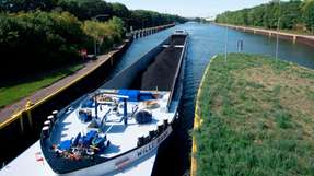 Künftig ein immer seltenerer Anblick: Das mit Kohle beladene Frachtschiff „Willi Raab“ fährt in die südliche Schleusenkammer Gelsenkirchen am Rhein-Herne-Kanal ein.