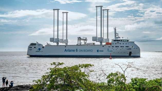 Die „Canopée“, das erste industrielle Hybridschiff für den Transport von Ariane 6-Teilen, setzt auf vier jeweils 1.500 Quadratmeter große Flügelsegel.