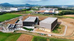 Der Weleda Cradle Campus in Schwäbisch Gmünd. Teile der Fassade sind aus dem Naturstoff Lehm, der im Winter dämmt und im Sommer vor Hitze schützt.