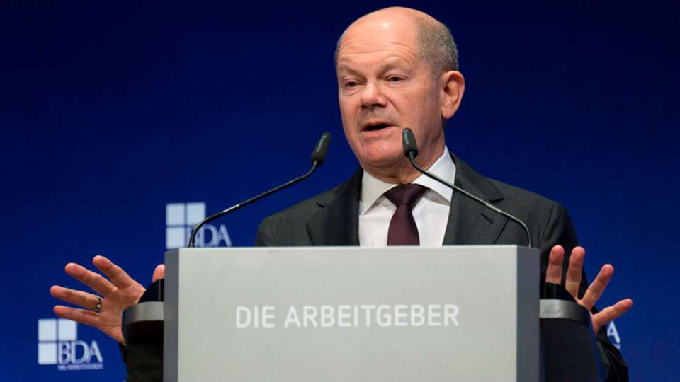 Bundeskanzler Olaf Scholz (SPD) will das deutsche Lieferkettengesetz nicht außer Kraft setzen. Er kündigte auf dem Arbeitgebertag der BDA nur die Abschaffung einer doppelten Berichtspflicht an.