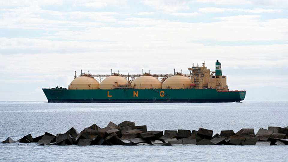 Ein LNG-Tanker für den Transport von Flüssigerdgas im Hafen von Santa Cruz de Tenerife. LNG ist bei vielen Schiffsneubauten der bevorzugte alternative Treibstoff.