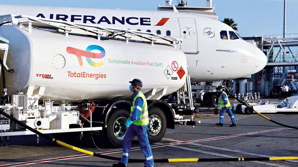 Ein Flugzeug von Air France wird auf dem Vorfeld des Flughafens Nizza betrankt.