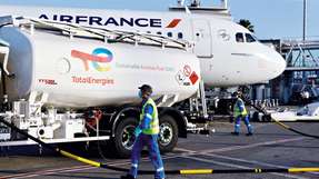 Ein Flugzeug von Air France wird auf dem Vorfeld des Flughafens Nizza betrankt.