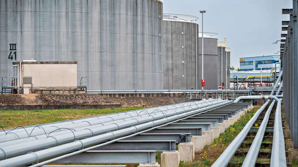 Zwei gehen, einer kommt: Für den Neubau eines 80.000-KubikmeterAmmoniaktanks werden zwei alte Behälter abgerissen.