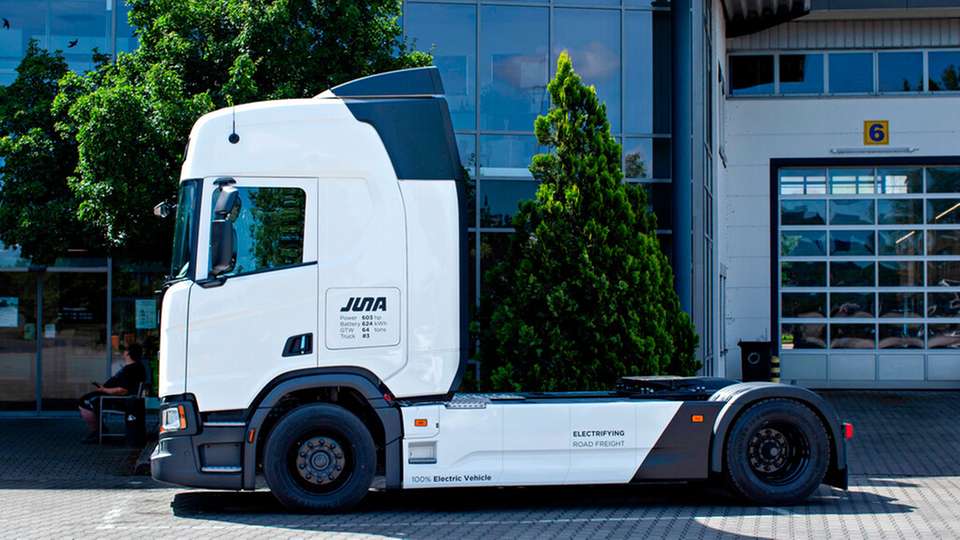 Gruber Logistics setzt auf E-Truck-as-a-Service Die E-Lkw von Juna ergänzen die Flotte von Gruber Logistics.