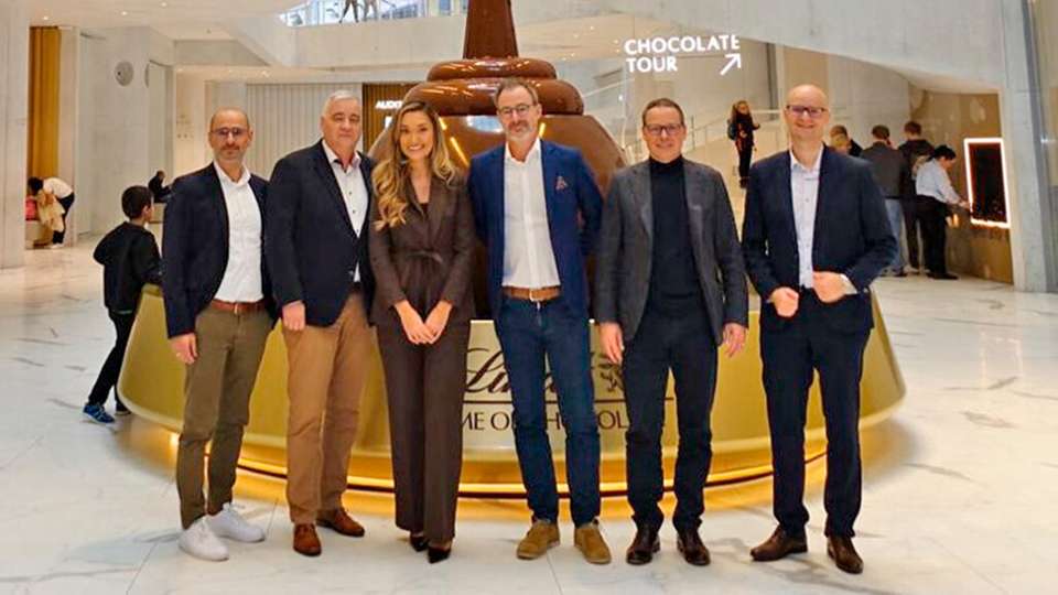 Gregor Avanidis, Corporate Logistics Manager bei Lindt, Senior Corporate Logistics Manager bei Lindt; Rrezarta Podrimja, Global Key Account Manager bei DHL Global Forwarding; Casper Ellerbaek, Global Head of Ocean Freight bei DHL Global Forwarding; Gregor Gut, Head Corporate Supply Chain bei Lindt; Johann Spriet, Corporate Supply Chain Sustainability Manager bei Lindt (von links).