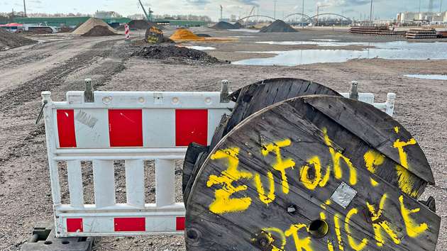 Eine 85 Meter lange Stabbogenbrücke verbindet das Duisburg Gateway Terminal mit dem Ruhrorter Hafenteil. Damit ist das Terminal von beiden Seiten an die Infrastruktur des Hafens angebunden.