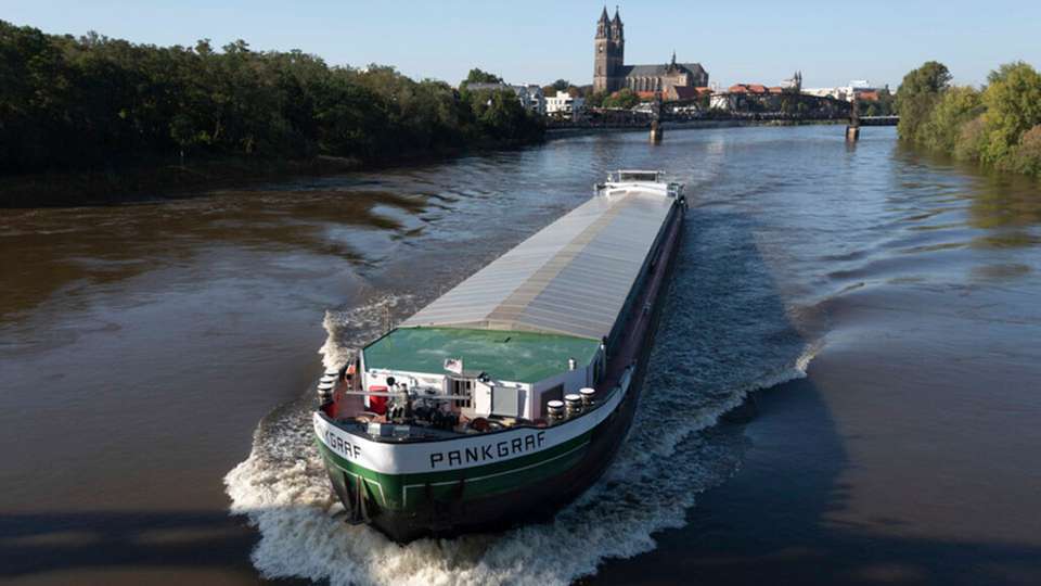 Ein Binnenschiff auf der Elbe bei Magdeburg. Von einer durchgehenden wirtschaftlichen Nutzung des Flusses könnte der gesamte Transportsektor profitieren.