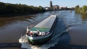 Ein Binnenschiff auf der Elbe bei Magdeburg. Von einer durchgehenden wirtschaftlichen Nutzung des Flusses könnte der gesamte Transportsektor profitieren.