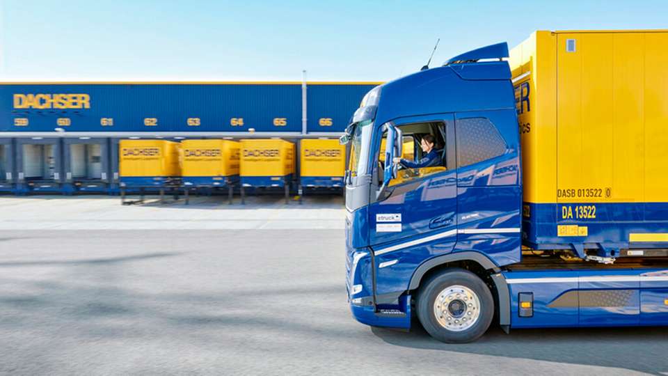 Dachser bietet ihren Fahrern Schulungen an, um bis Ende 2024 Umweltschutz im Straßenverkehr voranzutreiben.