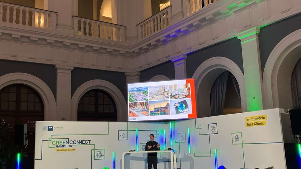 Im Commerzsaal der Handelskammer Hamburg stellte Hoang Anh Nguyen, Head of Communication & Sustainable Construction bei Alcemy, das Start-up für die Produktion von emissionsärmerem Beton vor.
