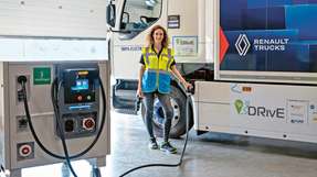 Frauen-Power: Die Lade- und Tankinfrastruktur ist der Schwachpunkt der alternativen Antriebe. Christine Curtius ist CEO des Unternehmens „VoltVogel“, das die mobile Ladestation für „Drive“ zur Verfügung gestellt hat