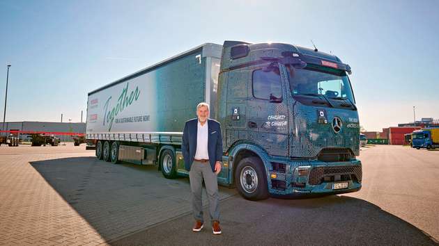 E-Power: Sascha Hähnke steht vor einem Mercedes-Benz eActros 600, der bereits im Fernverkehr vom Logistikunternehmen Contargo und Recyclingspezialisten Remondis in der Betriebspraxis eingesetzt wird.
