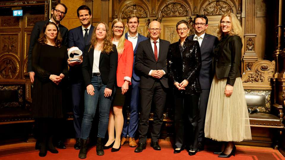 Von links: Wirtschaftssenatorin Melanie Leonhard, Thies Grage, Andreas Essinger, Katharina Paege, Lena Themann, Yannik Bol (alle Hoyer Group), Bürgermeister Peter Tschentscher, Kerstin Wendt-Heinrich (LIHH), Stefan Hohm (Dachser), Melanie Graf (Moderation).