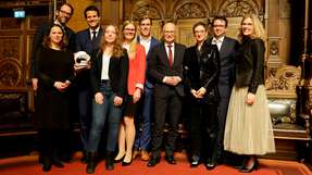 Von links: Wirtschaftssenatorin Melanie Leonhard, Thies Grage, Andreas Essinger, Katharina Paege, Lena Themann, Yannik Bol (alle Hoyer Group), Bürgermeister Peter Tschentscher, Kerstin Wendt-Heinrich (LIHH), Stefan Hohm (Dachser), Melanie Graf (Moderation).