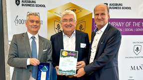 Geschäftsführer Theo Schuon (Mitte) hat auf dem ESG-Forum der Augsburg Business School den Award „Sustainable Company of the Year 2024“ zusammen mit Josef Kainz (links), Zertifizierter Aufsichtsrat Deutsche Börse Group, und Andreas Feinauer (rechts), verantwortlich für Firmenkundengeschäfte bei der Raiffeisenlandesbank Österreich, entgegengenommen.