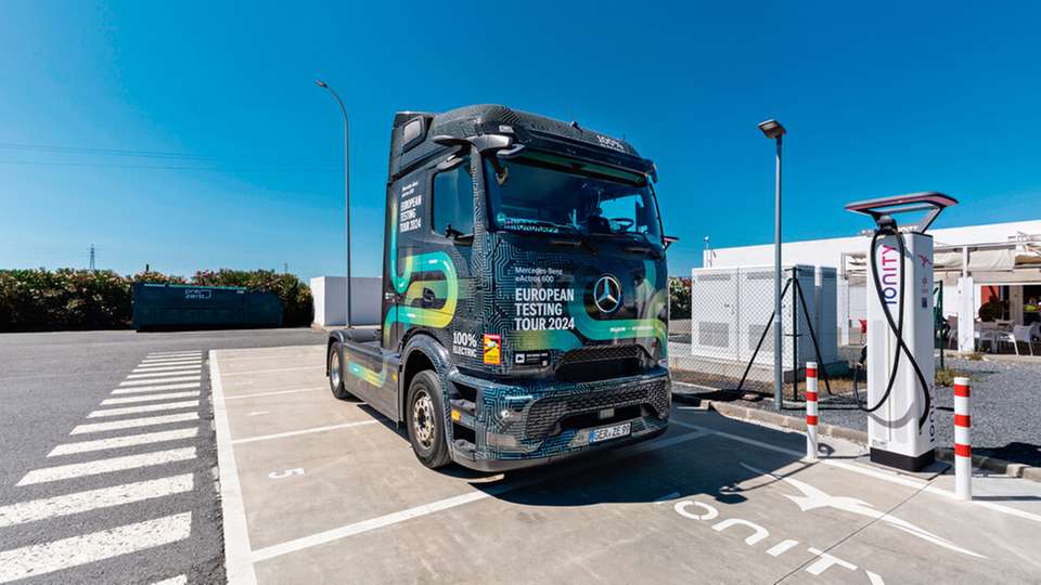 Die Fahrer von Daimler Truck und Scania mussten bei ihren Testtouren meistens den Trailer abkoppeln, um Ladesäulen zu nutzen.