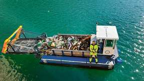 Voll mit Müll: Kühne + Nagel engagiert sich bei der Everwave GmbH, die Müllsammelboote einsetzt, um Flüsse und Seen von Plastikmüll zu befreien und so die weitere Verschmutzung der Ozeane zu verhindern.