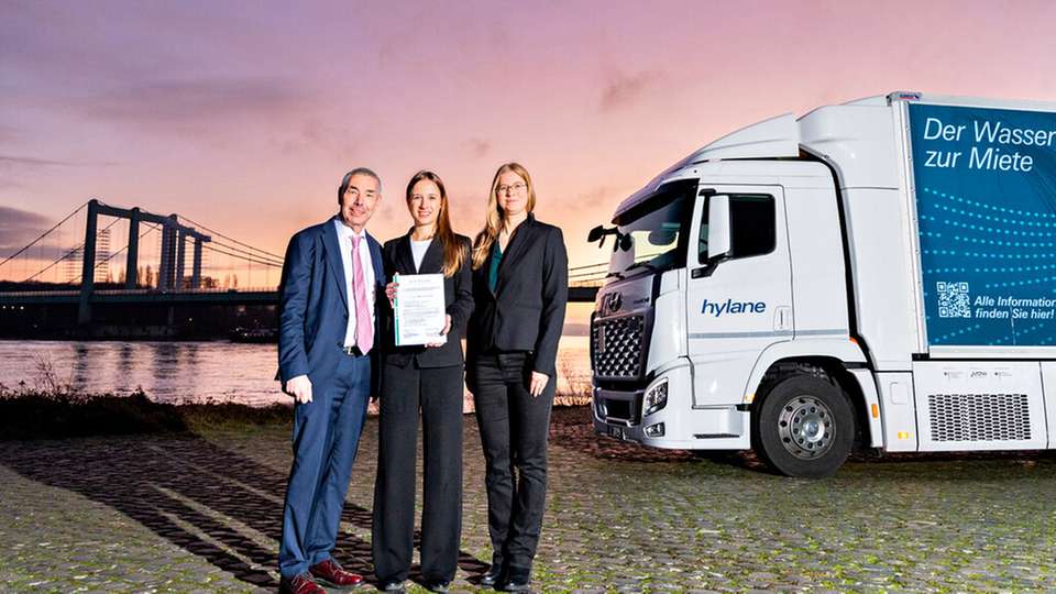 Im Bild (v.l.): Bernd Zens, Geschäftsführer Hylane GmbH und Vorstandsmitglied DEVK Versicherungen, Sara Schiffer, Geschäftsführerin Hylane GmbH, und Katharina Fetzer, Head of IT Hylane GmbH.
