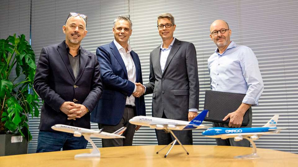 Rhenus beteiligt sich am SAF-Programm von Air France KLM Martinair Cargo zur Förderung einer nachhaltigeren Luftfahrt. Von links nach rechts: Peter Visser, Global Key Account Director, Air France KLM Martinair Cargo, Martijn Stieva, Head of Carrier Management, Rhenus Air & Ocean, Robert Kunen, Vice President Europe, Air France KLM Martinair Cargo, und Frank Swart, Head of Sustainable Product Development Air, Rhenus Air & Ocean.