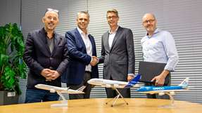 Rhenus beteiligt sich am SAF-Programm von Air France KLM Martinair Cargo zur Förderung einer nachhaltigeren Luftfahrt. Von links nach rechts: Peter Visser, Global Key Account Director, Air France KLM Martinair Cargo, Martijn Stieva, Head of Carrier Management, Rhenus Air & Ocean, Robert Kunen, Vice President Europe, Air France KLM Martinair Cargo, und Frank Swart, Head of Sustainable Product Development Air, Rhenus Air & Ocean.