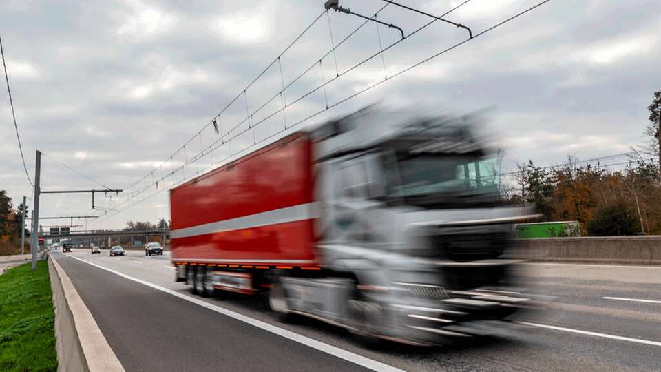 Lkw fahren über die E-Highway-Teststrecke auf der A5 in Hessen. Auf mehreren Kilometern besteht für entsprechend ausgerüstete Lkw hier die Möglichkeit, ihre Batterien während der Fahrt zu laden.
