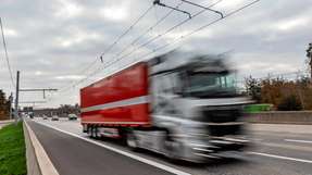 Lkw fahren über die E-Highway-Teststrecke auf der A5 in Hessen. Auf mehreren Kilometern besteht für entsprechend ausgerüstete Lkw hier die Möglichkeit, ihre Batterien während der Fahrt zu laden.