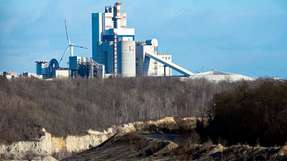 Das Werk des Baustoffherstellers Cemex Deutschland ist neben dem Kalksteinbruch zu sehen. Dort soll bei der Zementherstellung CO₂ abgeschieden und zur Produktion von SAF verwendet werden.