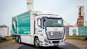 Wasserstoff-Lkw für Trockeneis-Logistik: Das neue Fahrzeug verfügt nach Hoyer-Angaben über eine Reichweite von bis zu 450 Kilometern und kann in weniger als 15 Minuten vollständig betankt werden. 