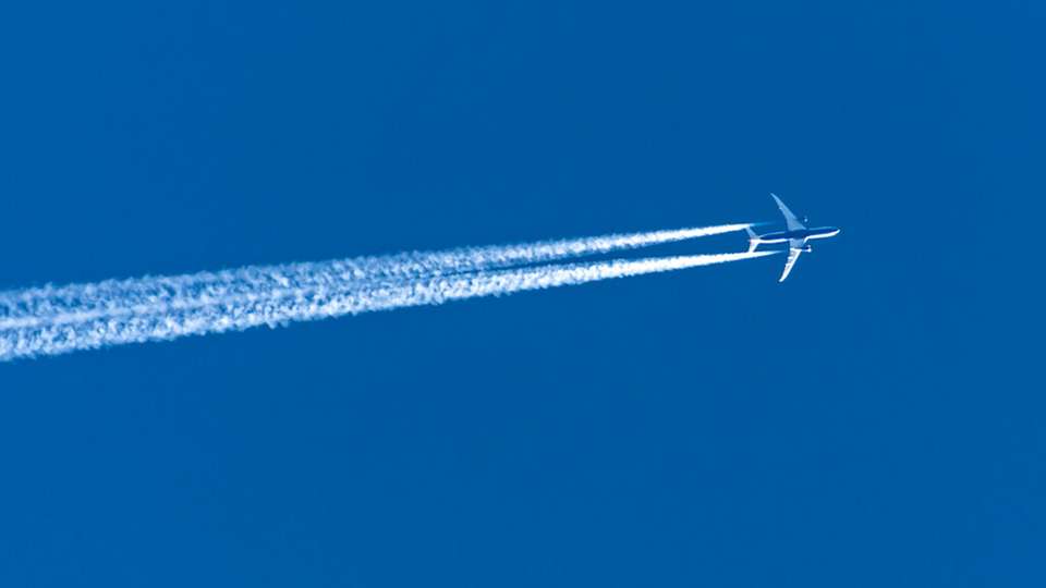 Die Auswirkungen von Nicht-CO₂-Emissionen des Flugverkehrs, wie etwa Kondensstreifen, auf das Klima, müssen laut dem EU-Bericht noch gründlicher erforscht werden.