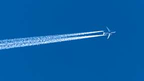 Die Auswirkungen von Nicht-CO₂-Emissionen des Flugverkehrs, wie etwa Kondensstreifen, auf das Klima, müssen laut dem EU-Bericht noch gründlicher erforscht werden.