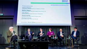 Während der Diskussion des Deutschen Verkehrsforums: Auf dem Podium v.li.: Moderator Werner Balsen, Verkehrsstaatssekretär Hartmut Höppner, Matthias Magnor, Chief Executive Officer (CEO), BLG Logistics Group, Jane Oispuu, Vertretung der Europäischen Kommission in Deutschland, Thomas Schöpf, Chief Sales Officer (CSO), Plasser & Theurer und Christoph Schuler, Head of Public Affairs, MAN Truck & Bus. 