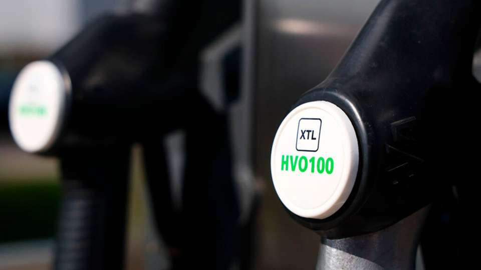 An dieser Tankstelle in Leipzig kann der aus Pflanzenöl hergestellte Kraftstoff HVO100 getankt werden. Das cep möchte schwere Nutzfahrzeuge, die mit Biokraftstoffen betrieben werden, ebenso gefördert sehen wie Wasserstoff- oder E-Lkw.