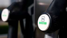 An dieser Tankstelle in Leipzig kann der aus Pflanzenöl hergestellte Kraftstoff HVO100 getankt werden. Das cep möchte schwere Nutzfahrzeuge, die mit Biokraftstoffen betrieben werden, ebenso gefördert sehen wie Wasserstoff- oder E-Lkw.