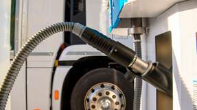 Ein Lkw steht an einer Wasserstofftankstelle in Magdeburg. Dort können Lastwagen mit 350 Bar betankt werden.