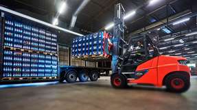 Die Gerolsteiner Staplerflotte wurden zum Großteil elektrifiziert. Anstrengungen zur Reduzierung von Transportemissionen sind meist an eine funktionierende Infrastruktur gekoppelt – doch diese fehlt im ländlichen Raum oftmals.