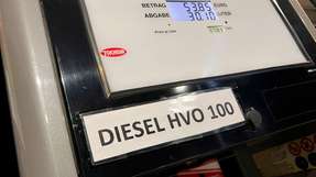 Verbrennungsmotoren, die mit E-Fuels oder Biokraftstoffen wie HVO100 betrieben werden, werden nach den geltenden EU-Vorschriften nicht als CO₂-neutral anerkannt.