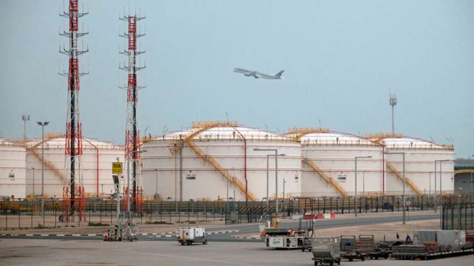 Ein Tanklager auf dem Flughafen in Doha. Airlines, die auf dem Weg aus der EU nach Fernost hier zwischenlanden und Kerosin statt der nach EU-Recht vorgeschriebenen Menge SAF tanken, haben einen Vorteil im internationalen Wettbewerb, sagen europäische Luftverkehrsverbände. 