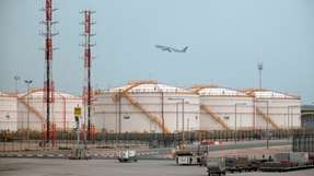Ein Tanklager auf dem Flughafen in Doha. Airlines, die auf dem Weg aus der EU nach Fernost hier zwischenlanden und Kerosin statt der nach EU-Recht vorgeschriebenen Menge SAF tanken, haben einen Vorteil im internationalen Wettbewerb, sagen europäische Luftverkehrsverbände. 