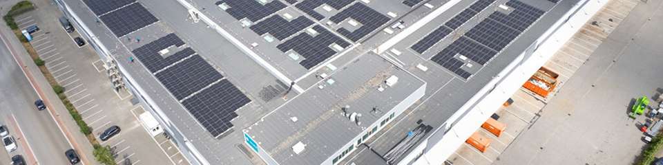 Für die Logistikimmobilie „Green Box“ des Investmentmanagers Aventos hat Enviria ein Energy-as-a-Service-Konzept realisiert. Auf einer Dachfläche von über 6.588 Quadratmeter wurden insgesamt 3.374 PV-Module mit einer Gesamtleistung von 1.400 Kilowatt Peak installiert. Damit liefert die Solaranlage einen Jahresertrag von über 1.360.417 Kilowattstunden.